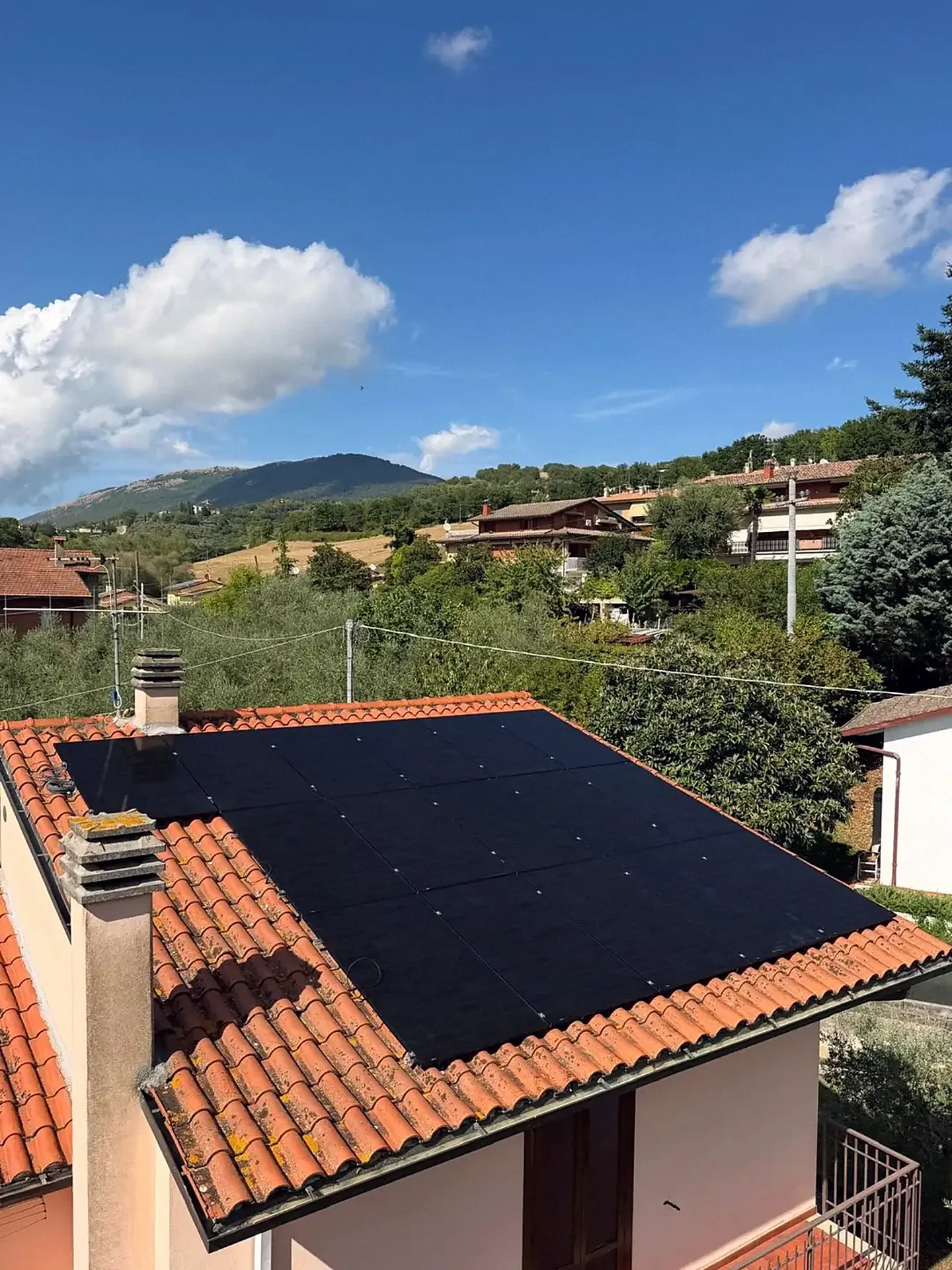 Impianto fotovoltaico da 8,5 kWp su un tetto a falda a Perugia, con il monte sullo sfondo